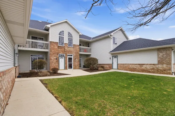 $284,900 | 4754 West Maple Leaf Circle, Greenfield, WI 53220