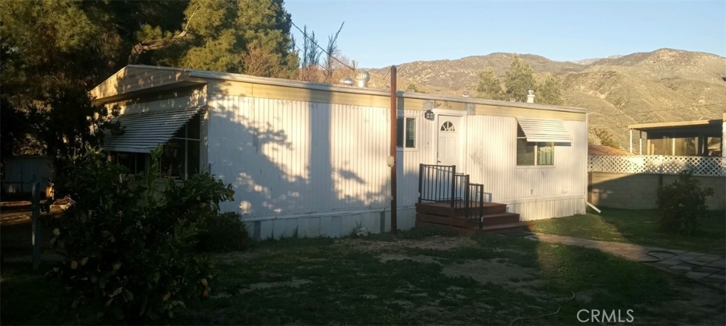 a view of a back yard