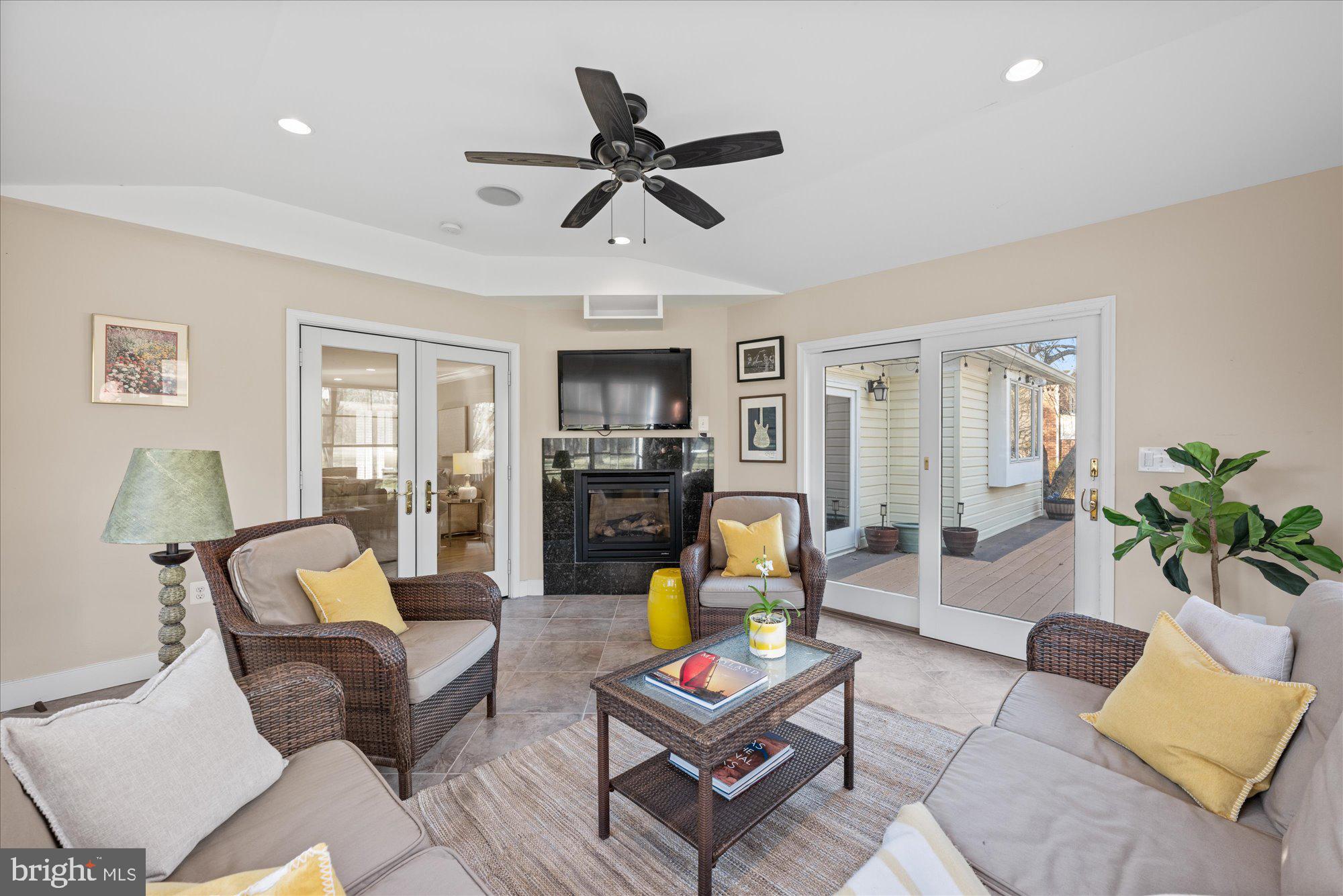 13321 Glen Mill Road Rockville, MD 20850 - Photo 14 of 31 a living room with furniture
