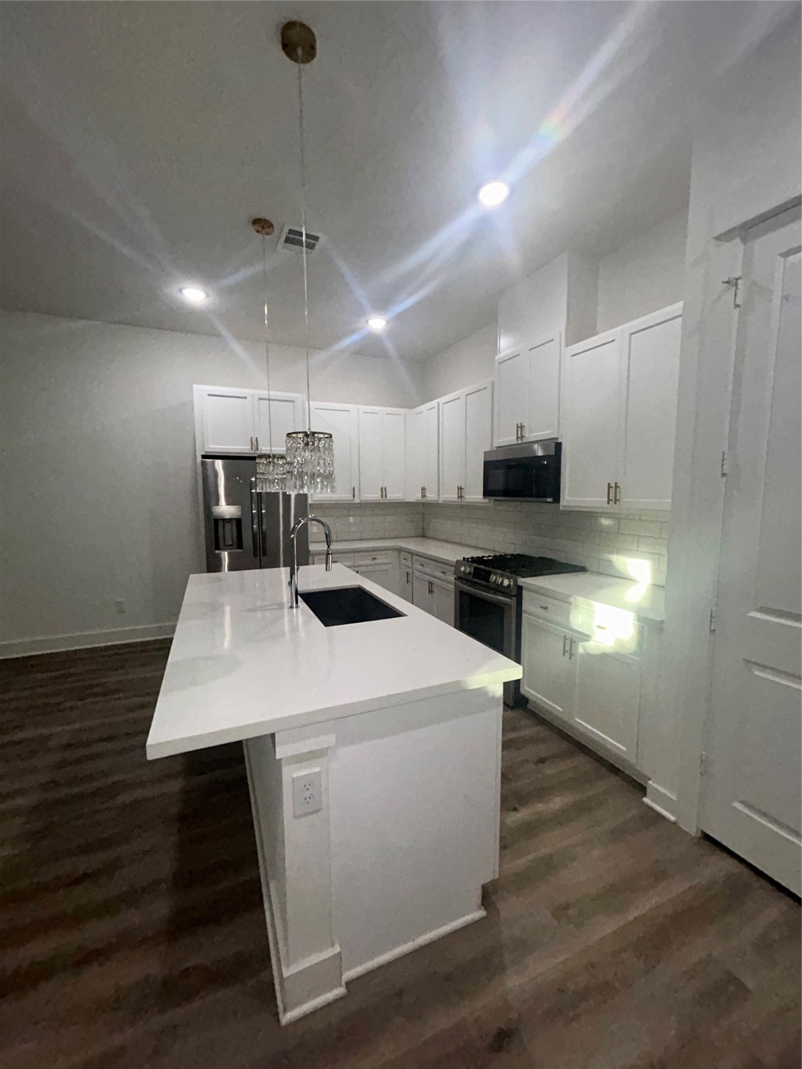 4605 Lavatera Street Houston, TX 77018 - Photo 20 of 50 a large kitchen with stainless steel appliances kitchen island a sink dishwasher a stove and a refrigerator
