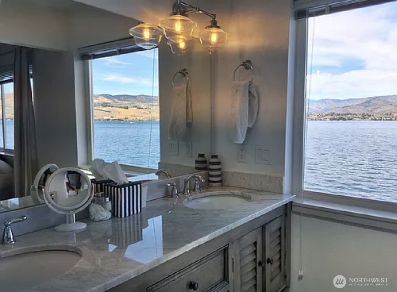 2685 South Lakeshore Road Chelan, WA 98816 - Photo 12 of 16 a bathroom with a sink and a mirror