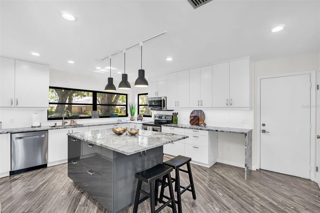 810 Warren Road Lutz, FL 33548 - Photo 5 of 68 Gallery Image 5