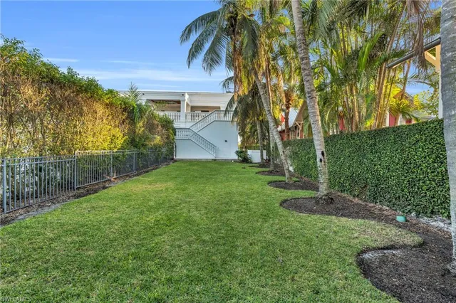 a view of a backyard