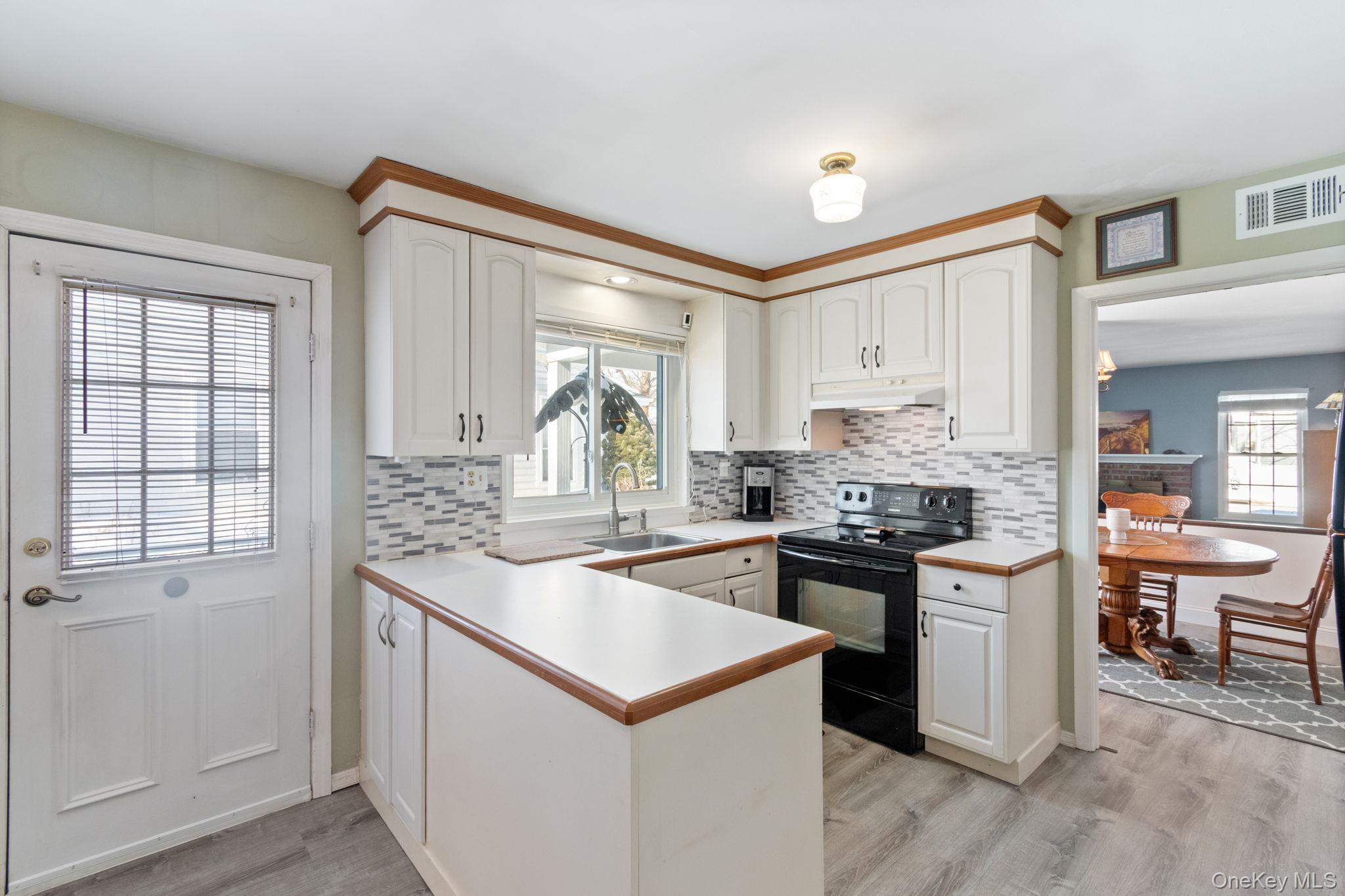 475 Stratford Lane Ridge, NY 11961 - Photo 7 of 17