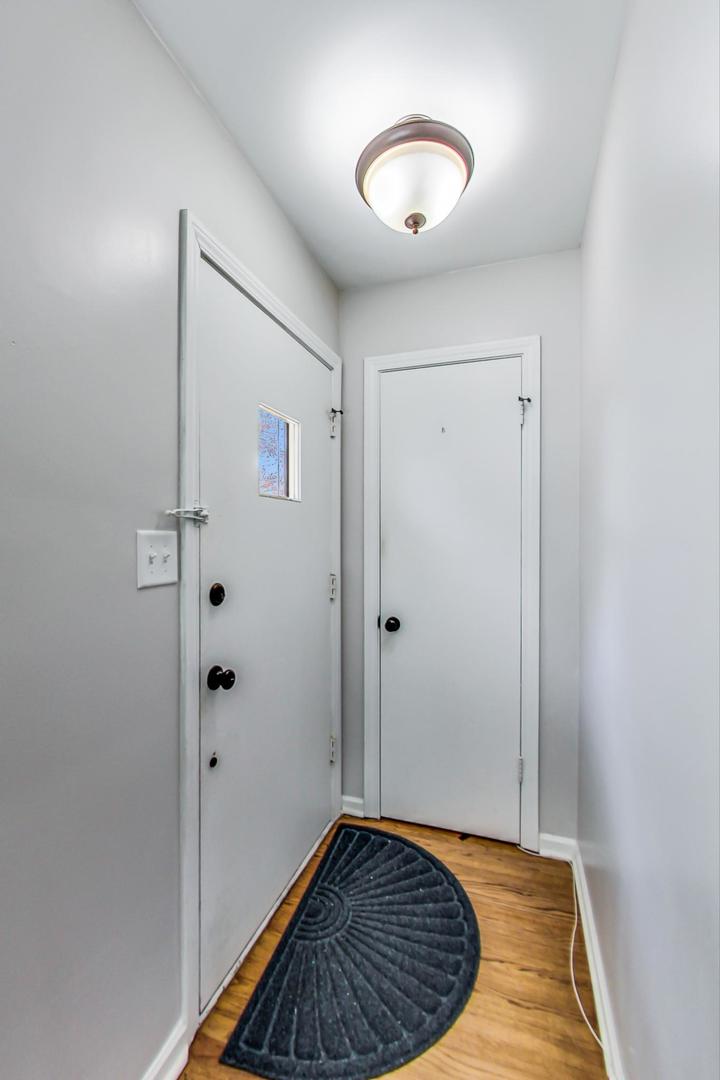 7524 East Prairie Road Skokie, IL 60076 - Photo 4 of 55 a view of bathroom