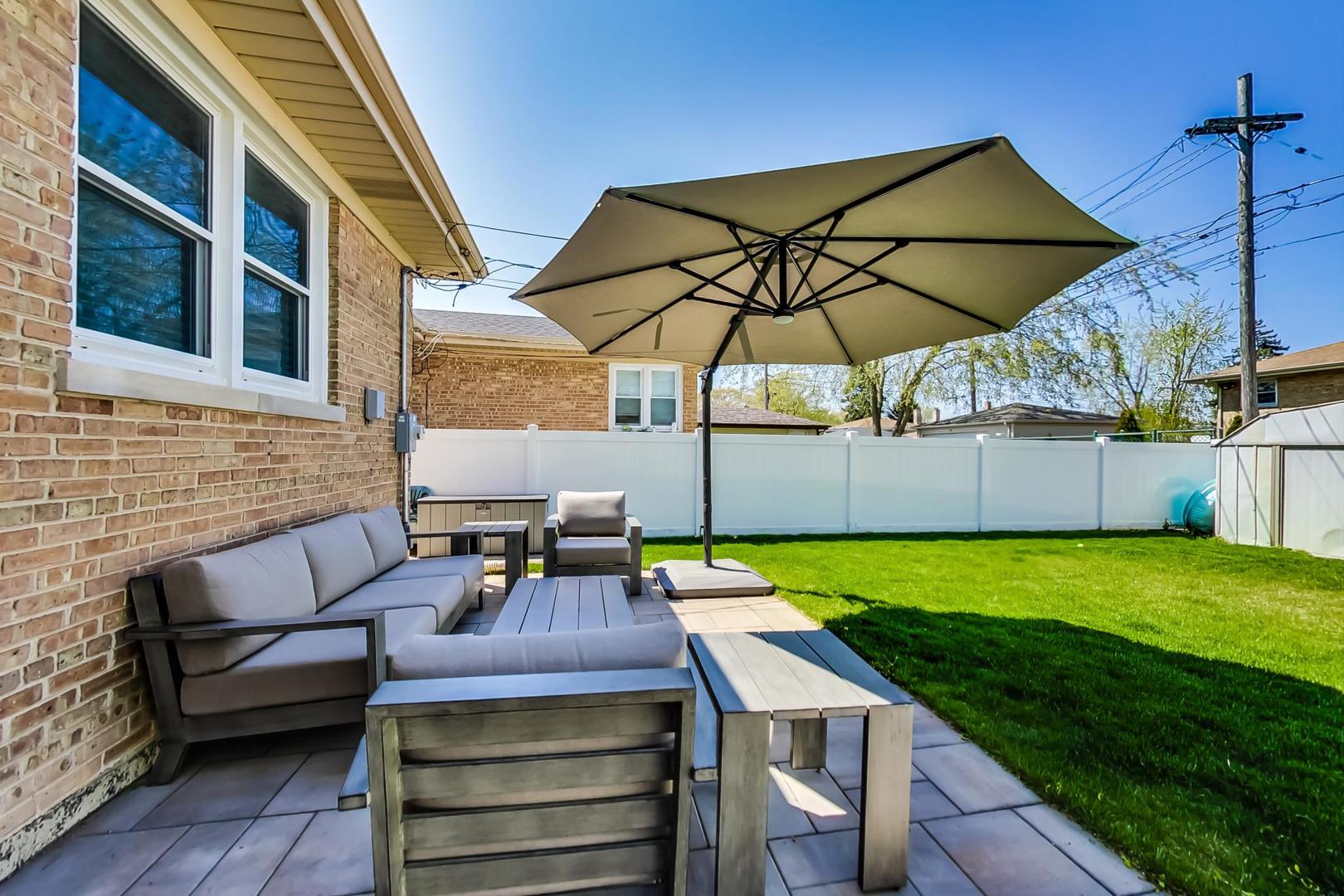 7524 East Prairie Road Skokie, IL 60076 - Photo 49 of 55 a view of an outdoor sitting space