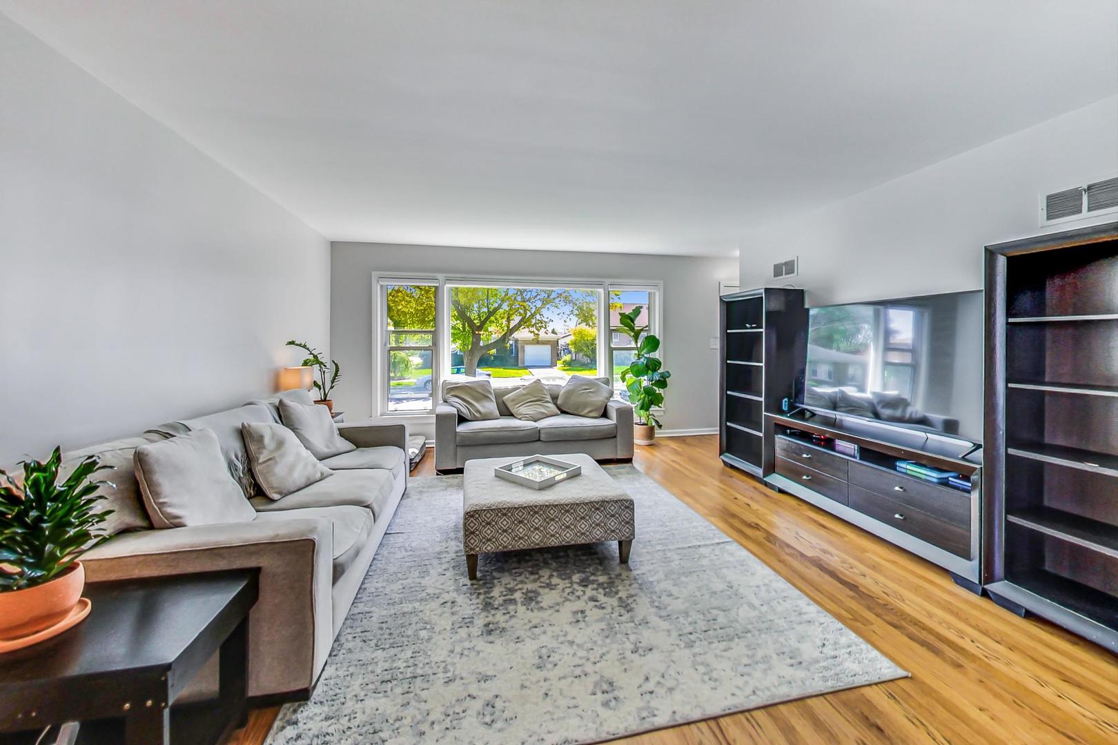 7524 East Prairie Road Skokie, IL 60076 - Photo 5 of 55 a living room with furniture and a rug
