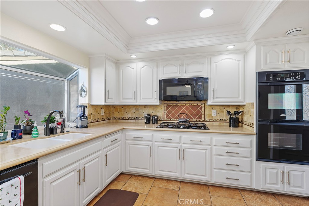 547 Vía Zapata Riverside, CA 92507 - Photo 13 of 36 The five burner gas cook top and double ovens create the perfect gourmet kitchen