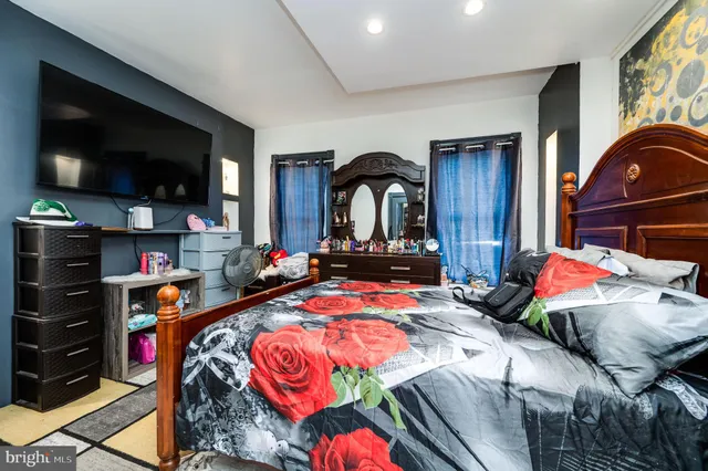 a bedroom with two bed and a flat screen tv