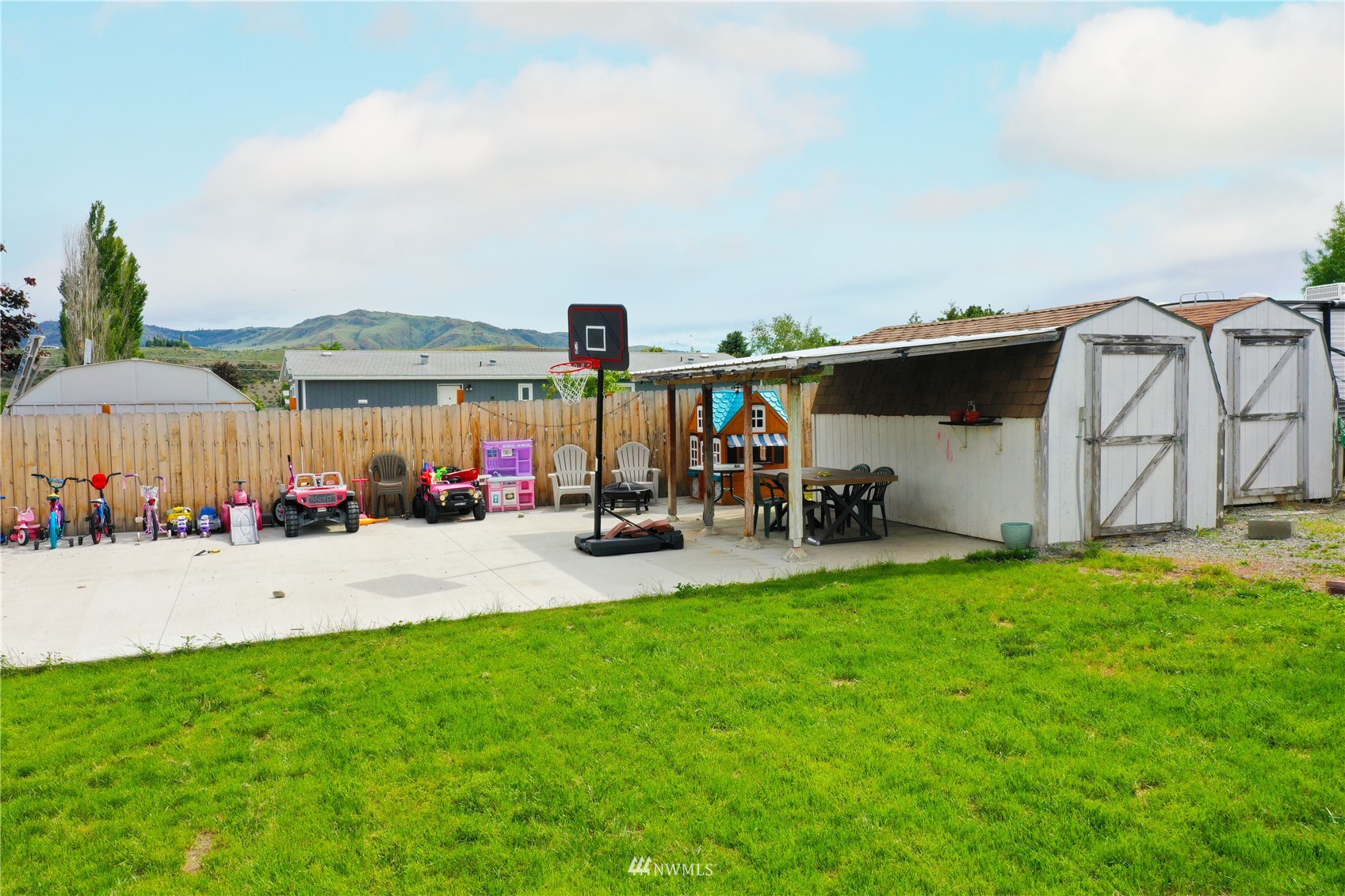 8 Country Vue Road Omak, WA 98841 - Photo 8 of 32 an outdoor space with patio furniture and garden