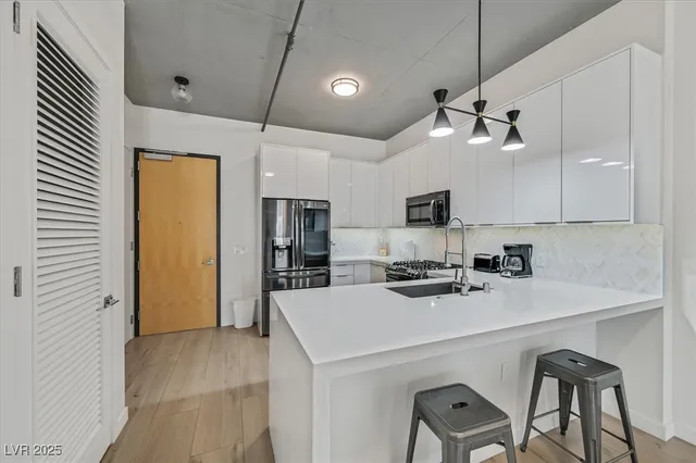 $2,495 | 353 East Bonneville Avenue, Unit 433, Las Vegas, NV 89101