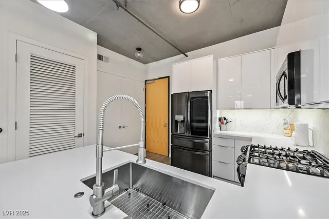 $2,495 | 353 East Bonneville Avenue, Unit 433, Las Vegas, NV 89101