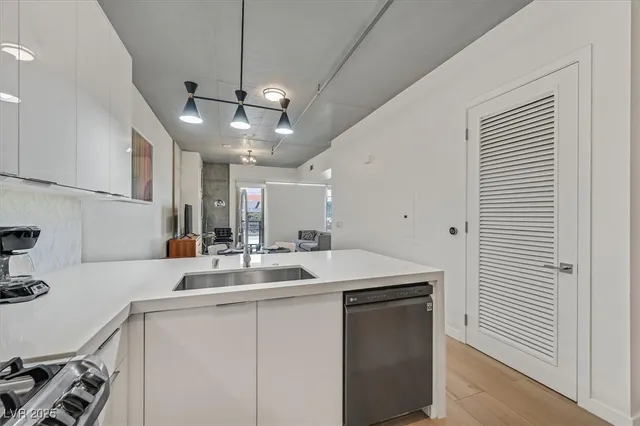 $2,495 | 353 East Bonneville Avenue, Unit 433, Las Vegas, NV 89101