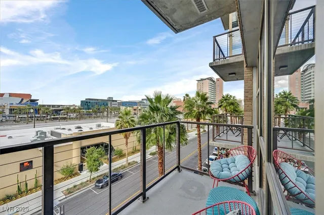 $2,495 | 353 East Bonneville Avenue, Unit 433, Las Vegas, NV 89101