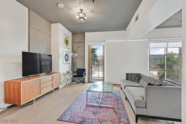 $2,495 | 353 East Bonneville Avenue, Unit 433, Las Vegas, NV 89101