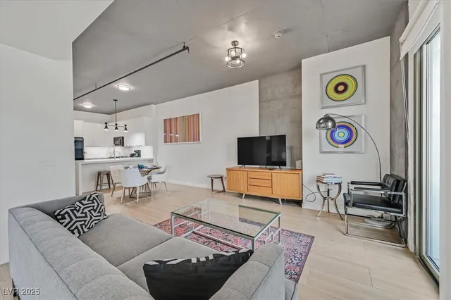 $2,495 | 353 East Bonneville Avenue, Unit 433, Las Vegas, NV 89101