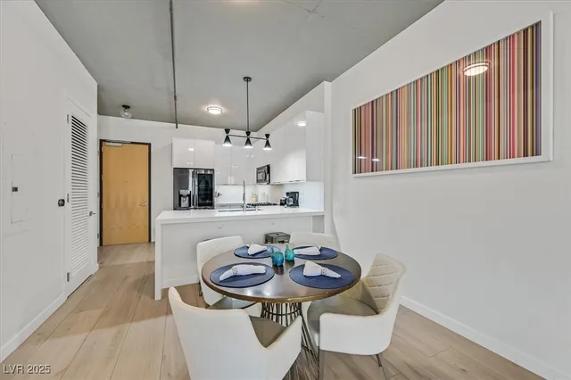 $2,495 | 353 East Bonneville Avenue, Unit 433, Las Vegas, NV 89101