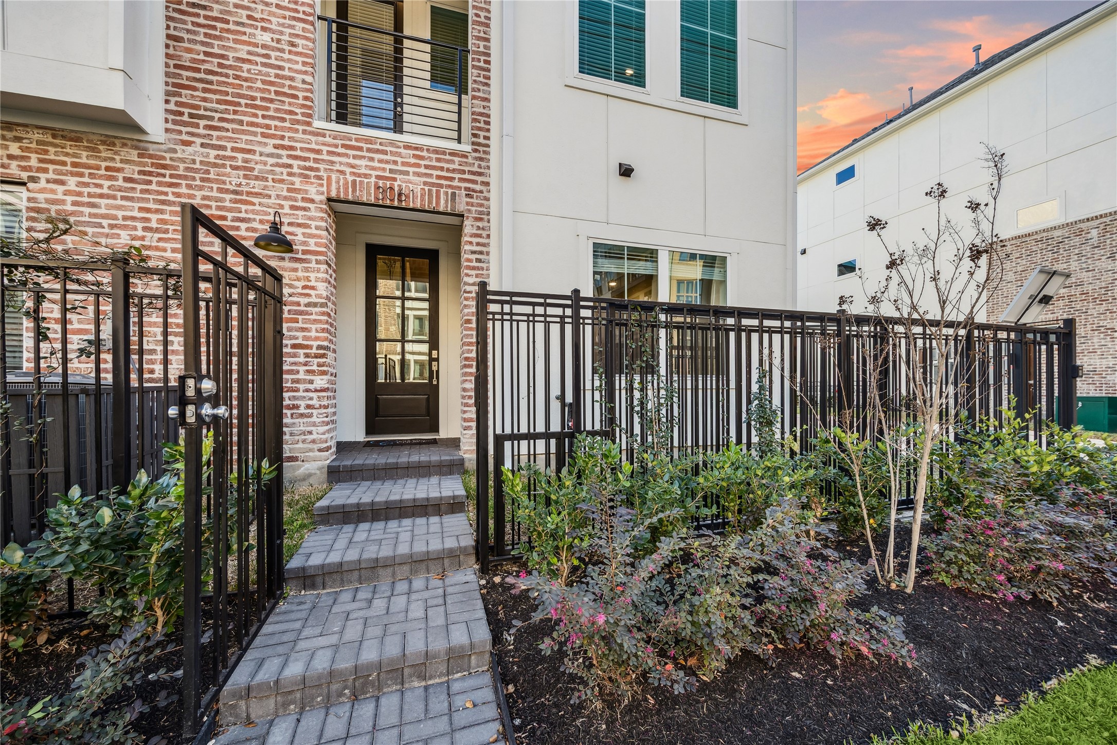 3099 Hicks Street Houston, TX 77007 - Photo 2 of 19
Representative photo. Layout and selections may vary.