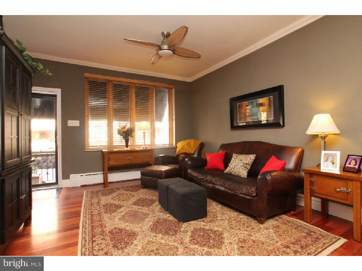 2429 South Garnet Street Philadelphia, PA 19145 - Photo 5 of 22 Living Room