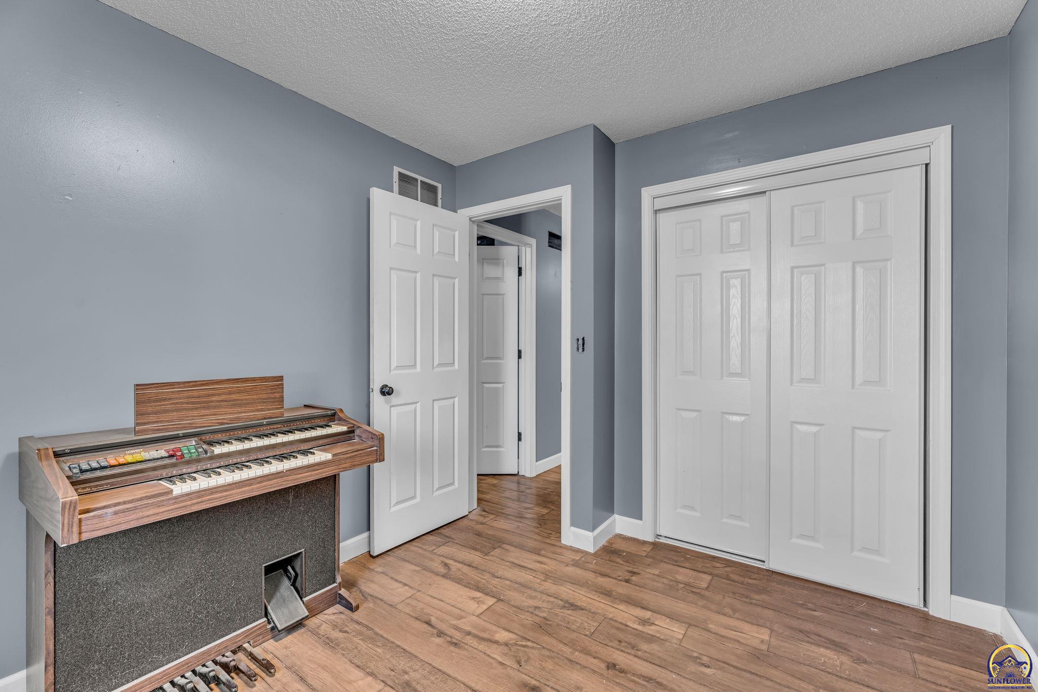 320 Harrison Court Auburn, KS 66402 - Photo 10 of 33