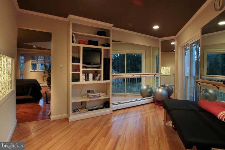15400 Manor Road Monkton, MD 21111 - Photo 21 of 30 Exercise Room with mirrored walls and dance rail