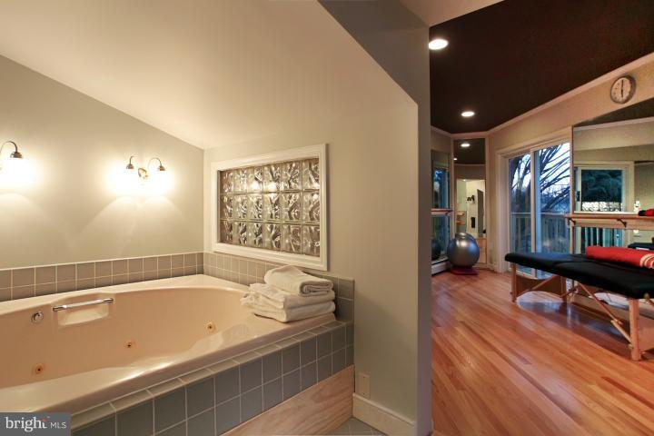 15400 Manor Road Monkton, MD 21111 - Photo 24 of 30 Master Bath with oversized jetted soaking tub