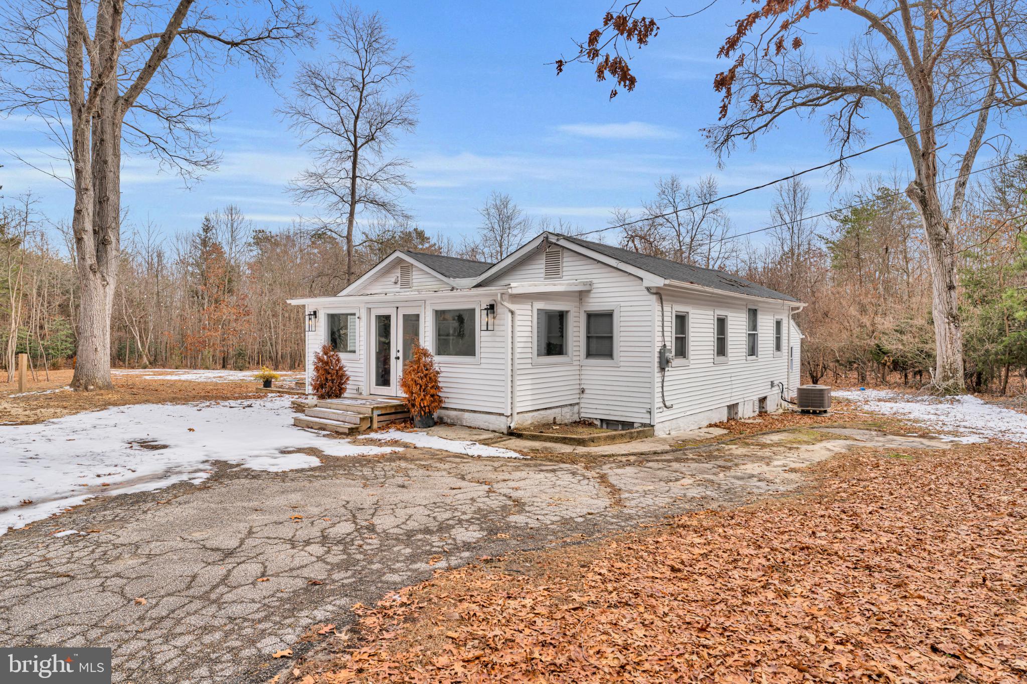 572 Zoe Road Sicklerville, NJ 08081 - Photo 4 of 40 Charming home nestled in nature's embrace.