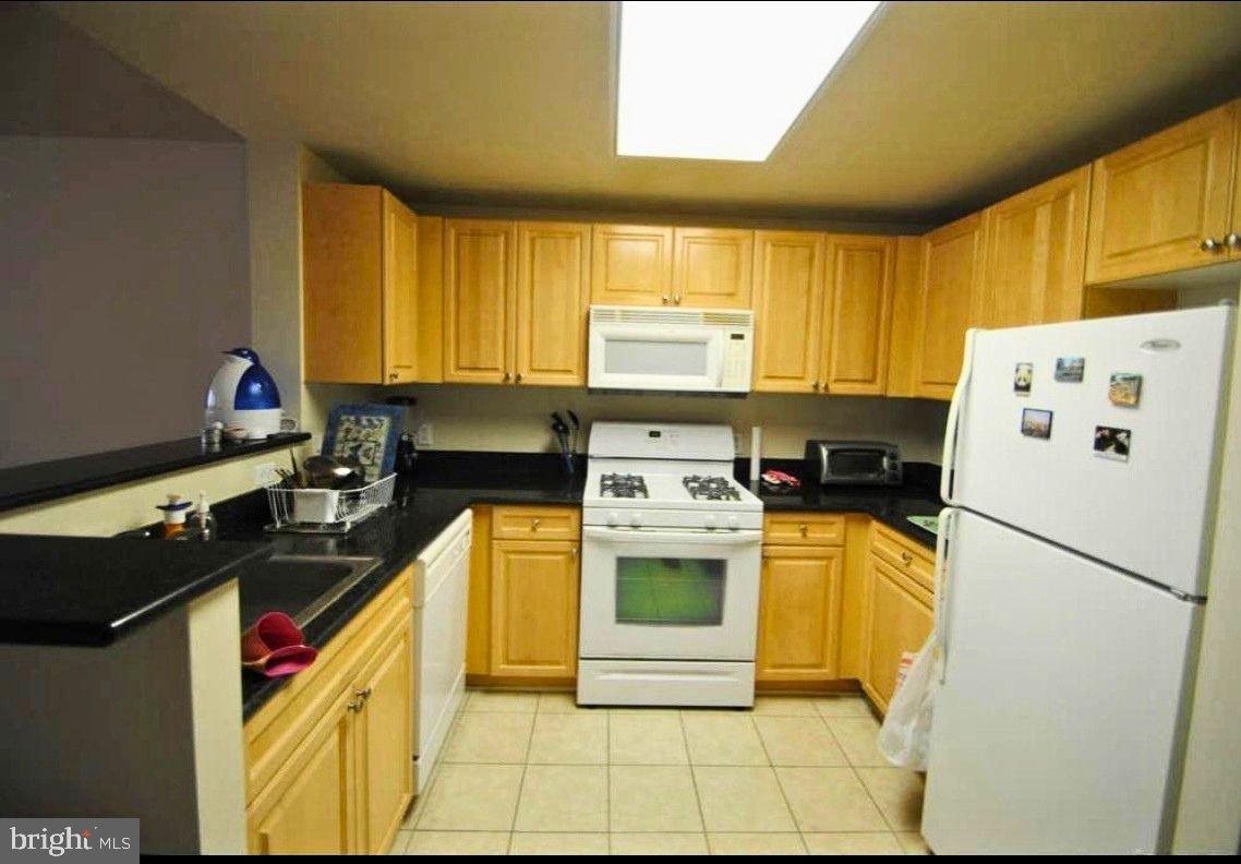 2726 Gallows Road, Unit 901 Vienna, VA 22180 - Photo 5 of 14 Kitchen with ample counter space