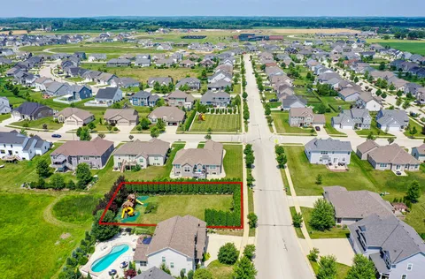 $159,900 | 1330 Prairie Creek Boulevard, Oconomowoc, WI 53066