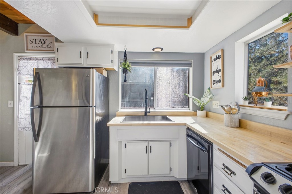 33061 Blue Bird Lane Running Springs, CA 92382 - Photo 11 of 53