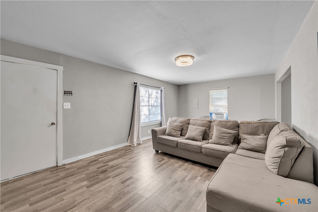 1001 West 8th Street Cameron, TX 76520 - Photo 5 of 20 a living room with furniture and a window