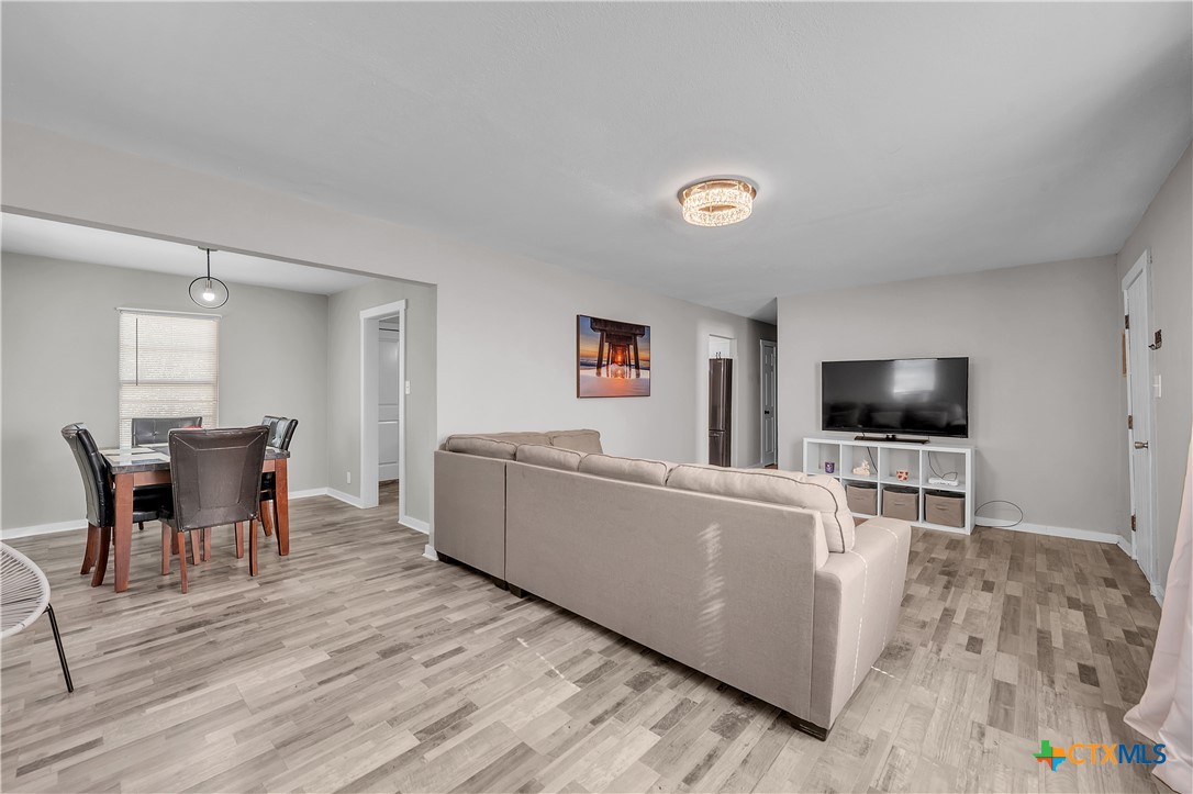 1001 West 8th Street Cameron, TX 76520 - Photo 6 of 20 a living room with furniture and a flat screen tv