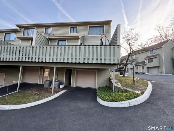 $3,000 | 17 Coram Road, Unit 3D, Shelton, CT 06484