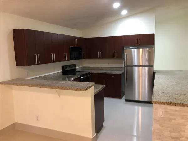 $2,900 | 4122 East Silverado Circle, Davie, FL 33024