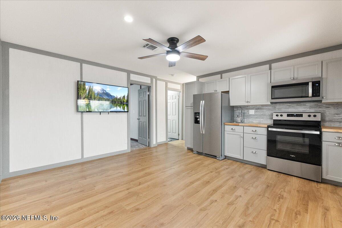 5533 Coronado Street Keystone Heights, FL 32656 - Photo 33 of 73 a kitchen with stainless steel appliances a refrigerator and a stove top oven