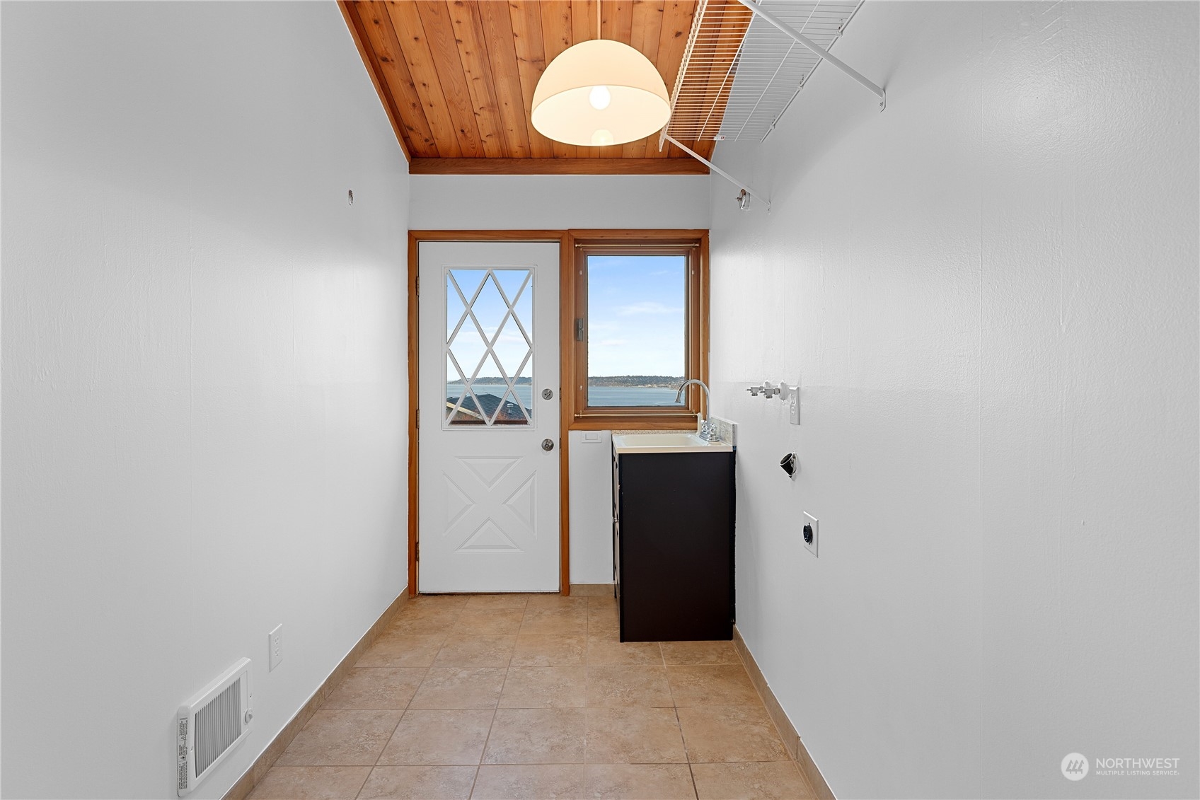 29832 2nd Place Southwest Federal Way, WA 98023 - Photo 15 of 40 an entryway with a window and vanity