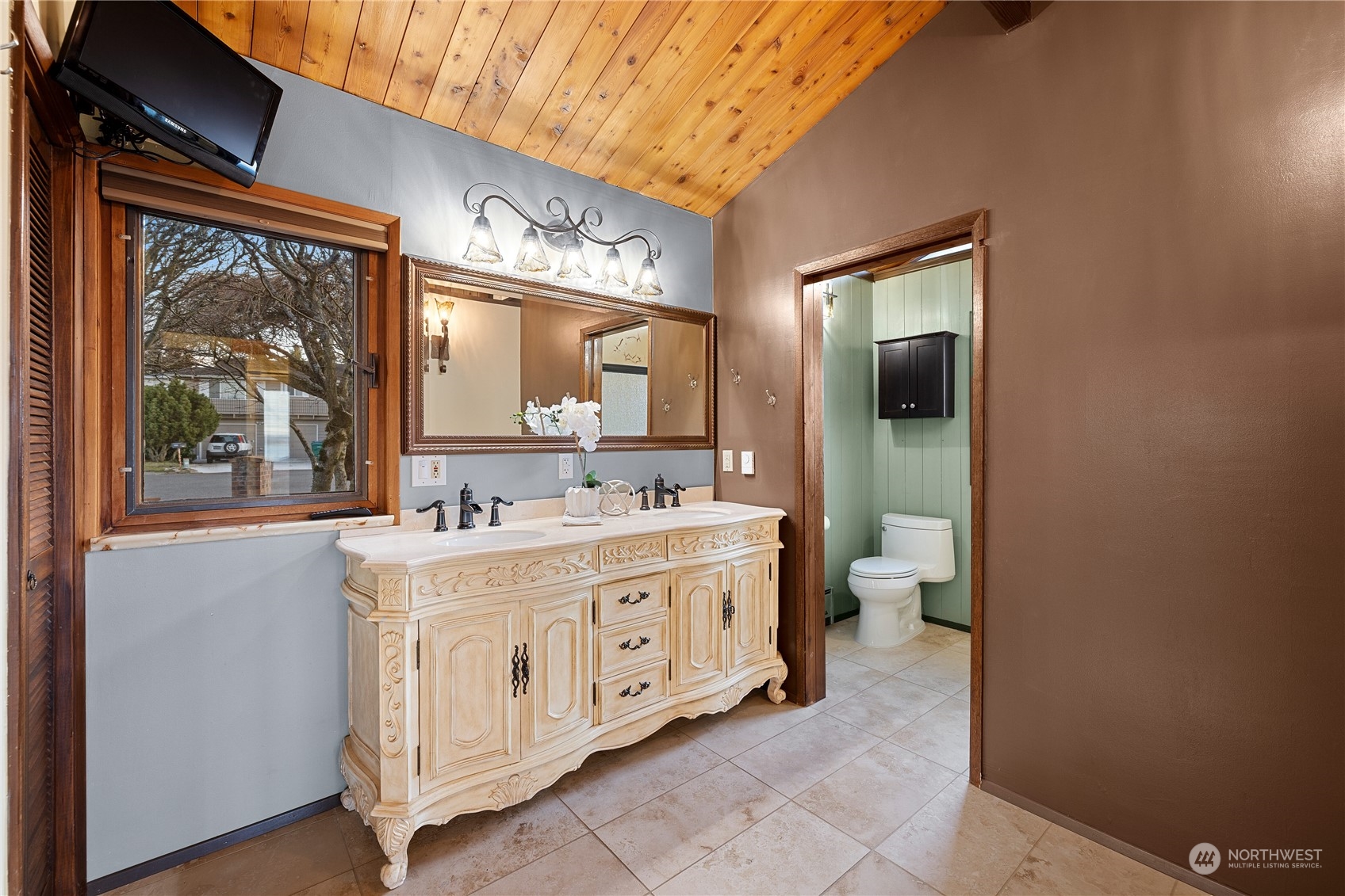 29832 2nd Place Southwest Federal Way, WA 98023 - Photo 18 of 40 a spacious bathroom with a double vanity sink and a mirror