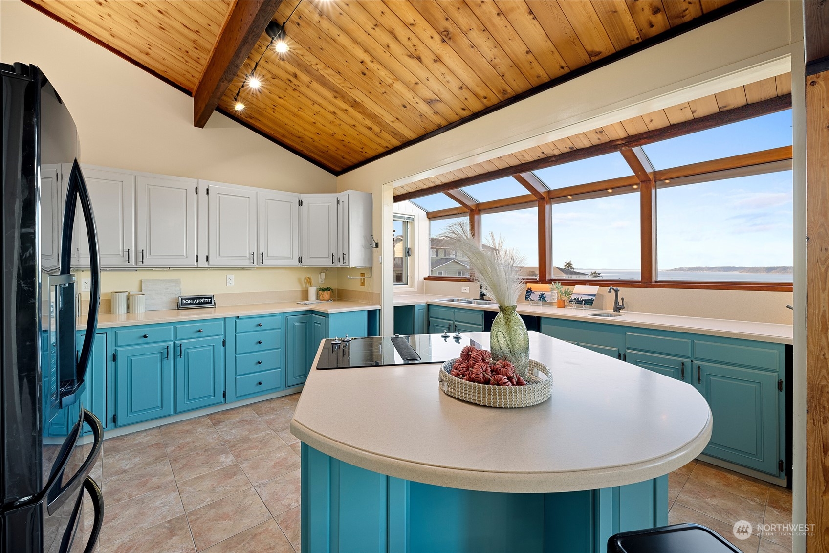 29832 2nd Place Southwest Federal Way, WA 98023 - Photo 3 of 40 a kitchen with a table and chairs