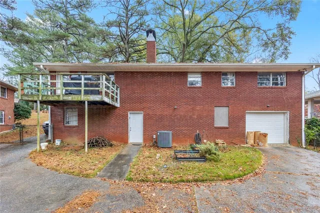 a view of a yard with a tree
