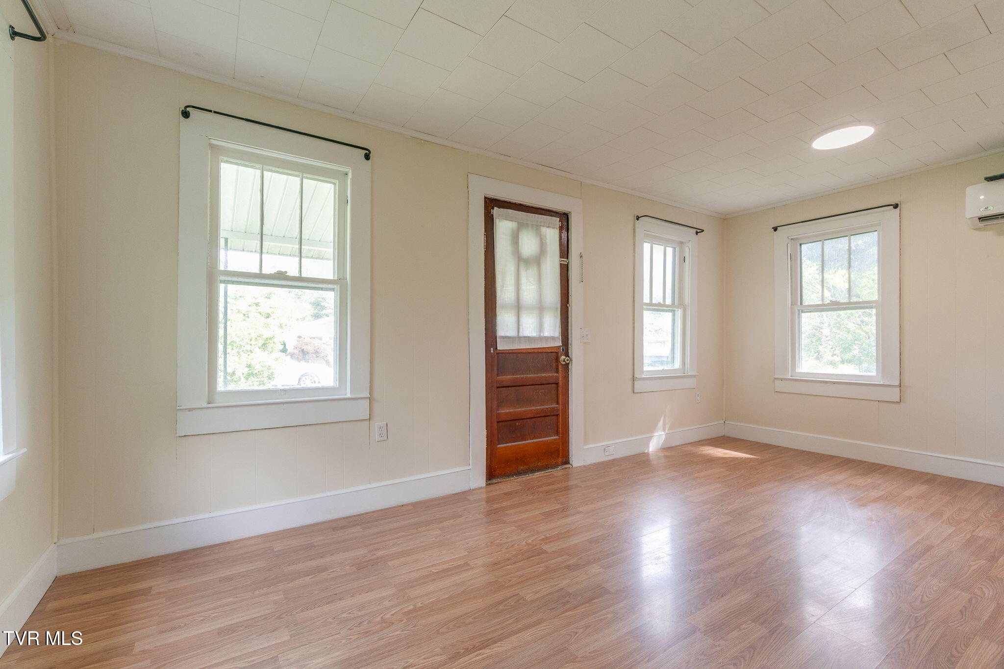 429 Tollett Street Hampton, TN 37658 - Photo 5 of 36 007