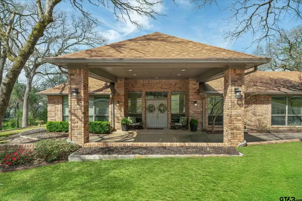 a view of a entrance gate of the house
