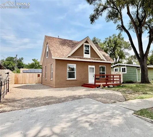 a view of a house with backyard