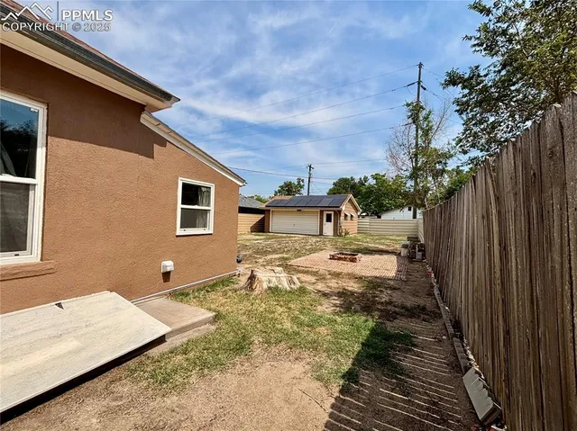 a view of a backyard