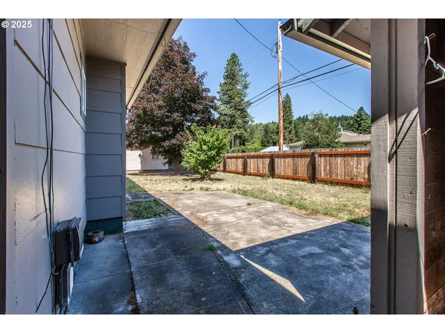 a view of a backyard