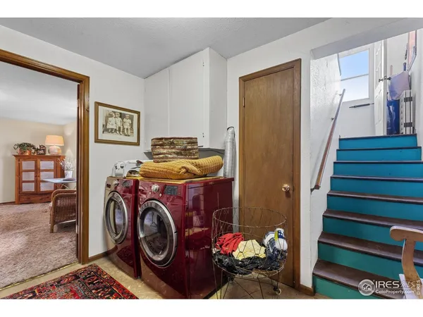 a view of entryway with washer and dryer