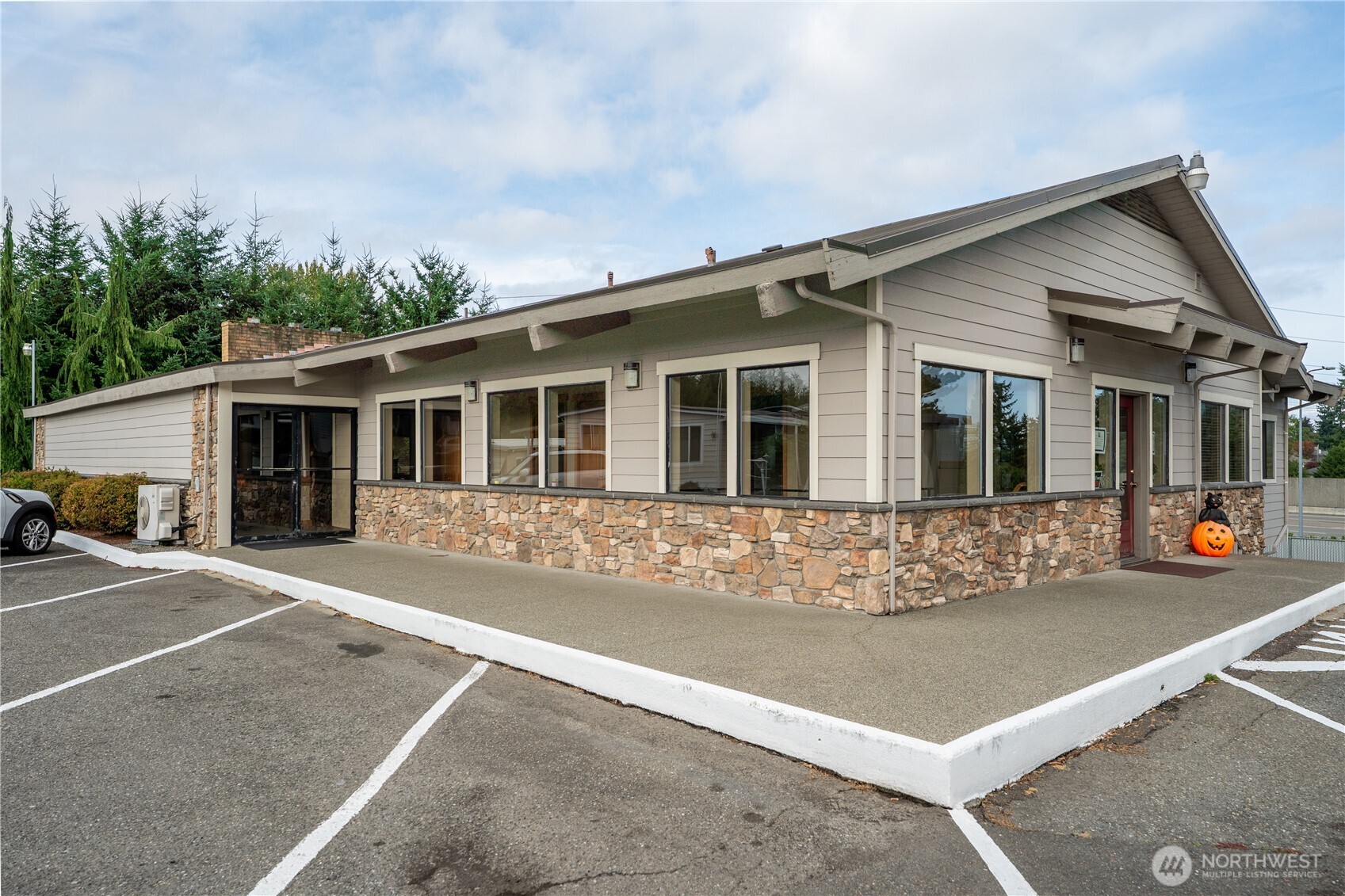 1415 84th Street Southeast, Unit 54 Everett, WA 98208 - Photo 14 of 19 a front view of a house with a garage