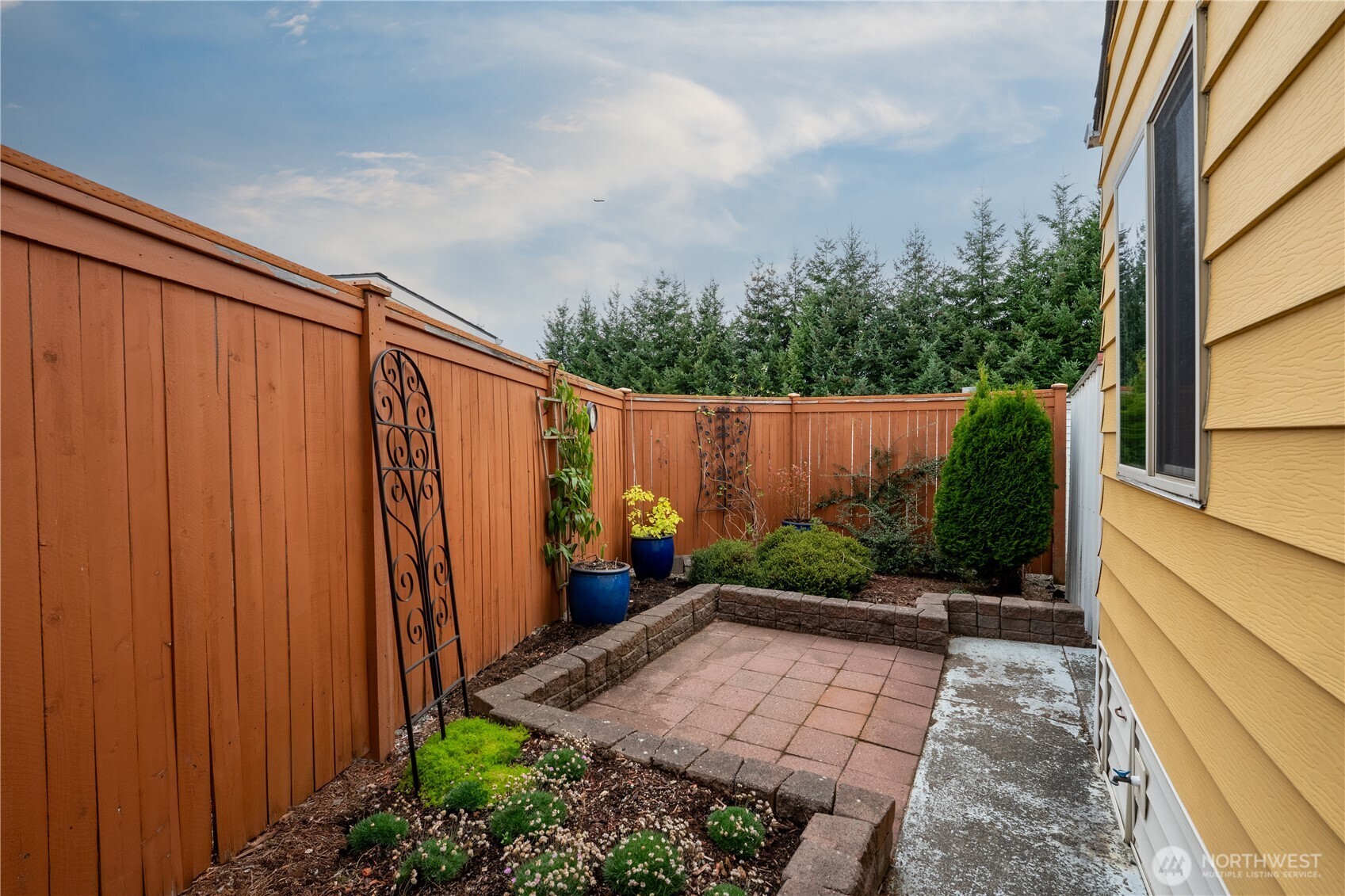 1415 84th Street Southeast, Unit 54 Everett, WA 98208 - Photo 10 of 19 a backyard of a house with lots of green space