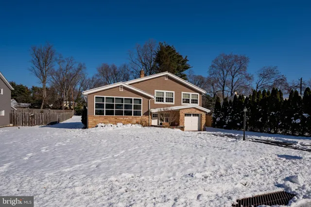 a view of a house with a backyard