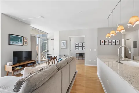 $439,900 | 330 West Grand Avenue, Unit 1707, Chicago, IL 60654