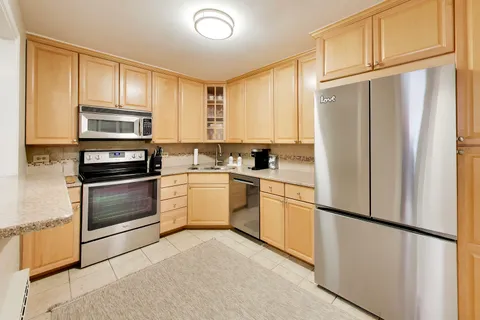 $245,500 | 2000 St Regis Drive, Unit 7N, Lombard, IL 60148